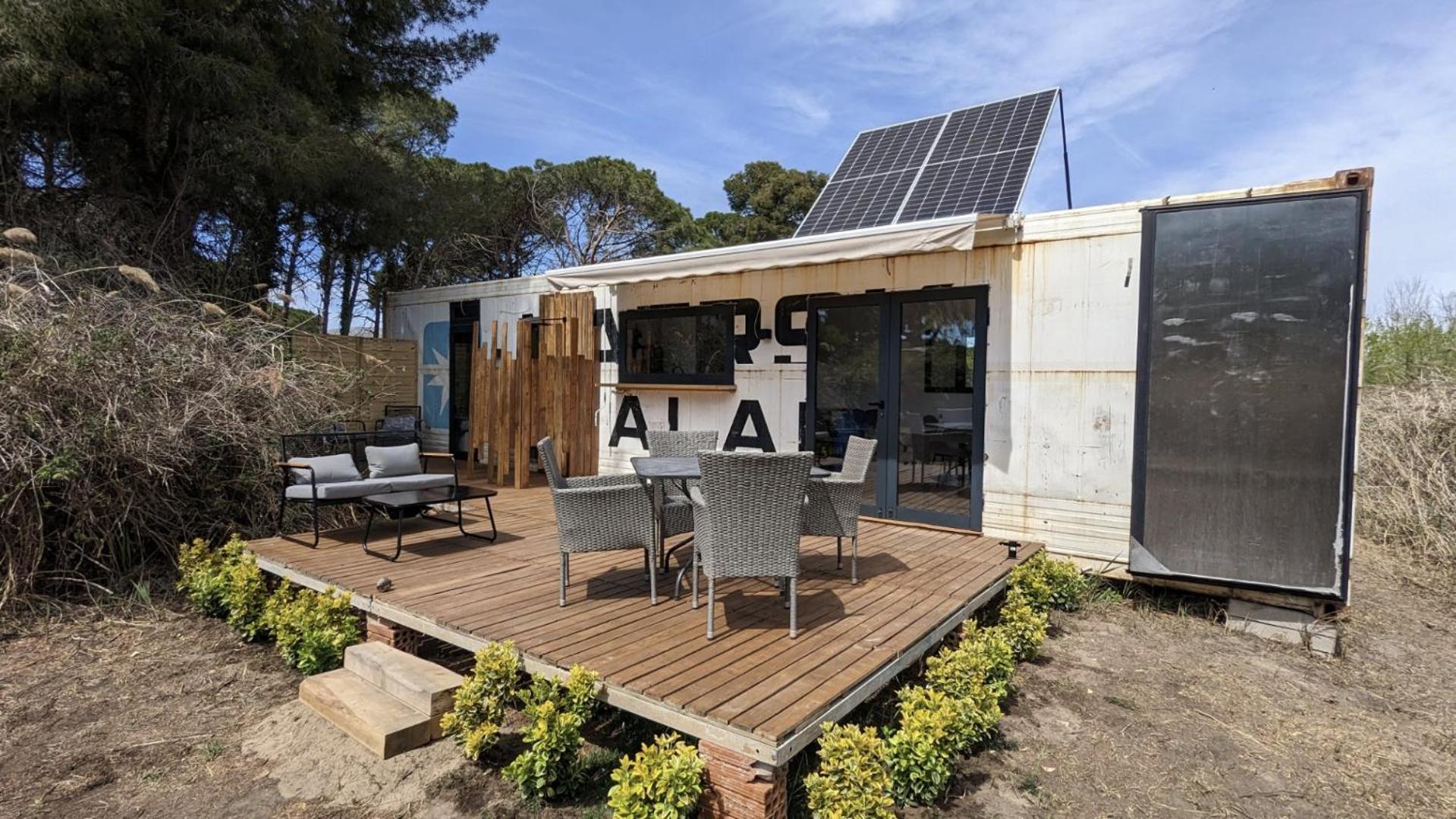 Cooltainer Retreat: Sustainable Coastal Forest Tiny House Near Barcelona Castelldefels Zewnętrze zdjęcie