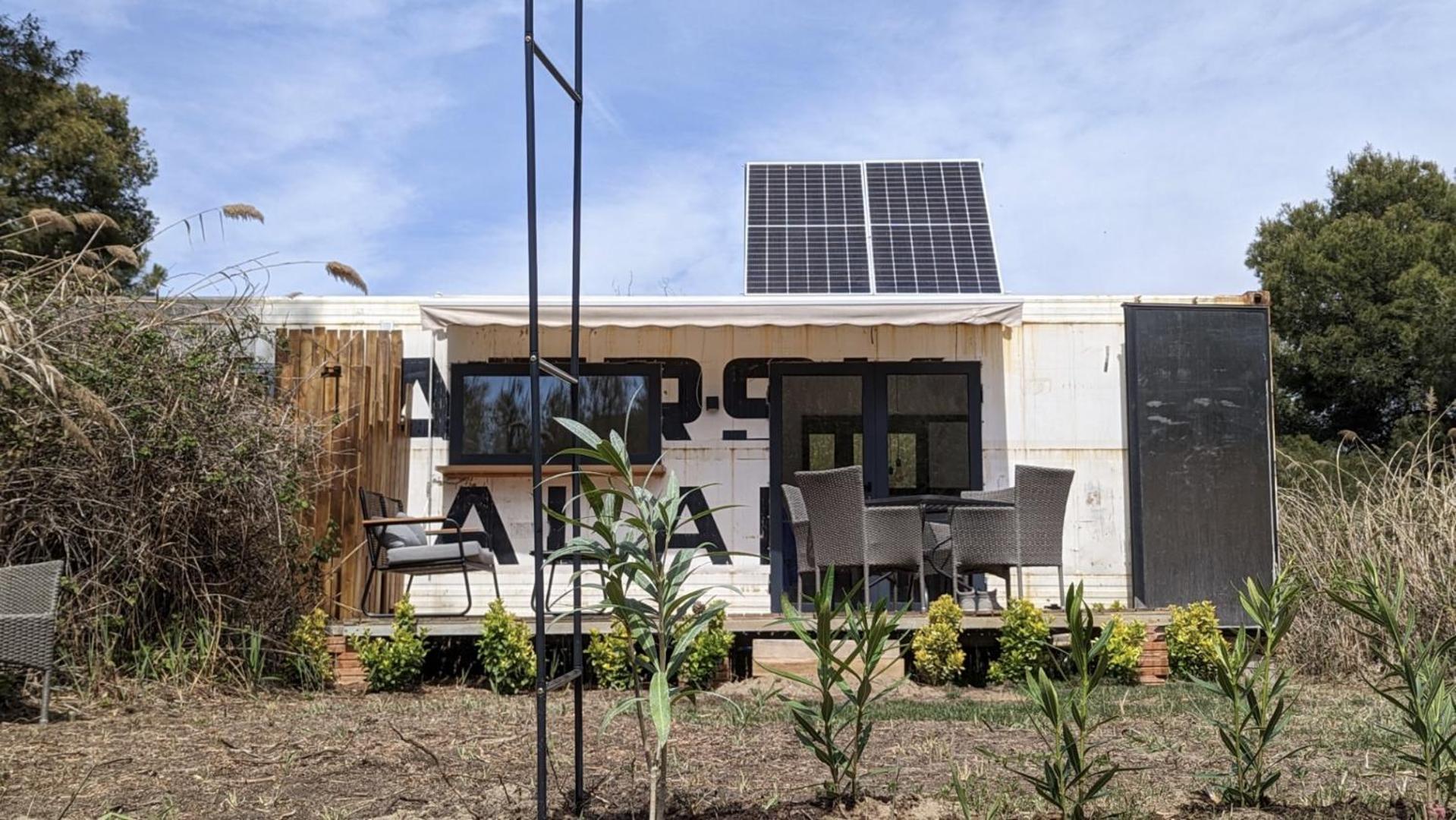 Cooltainer Retreat: Sustainable Coastal Forest Tiny House Near Barcelona Castelldefels Zewnętrze zdjęcie